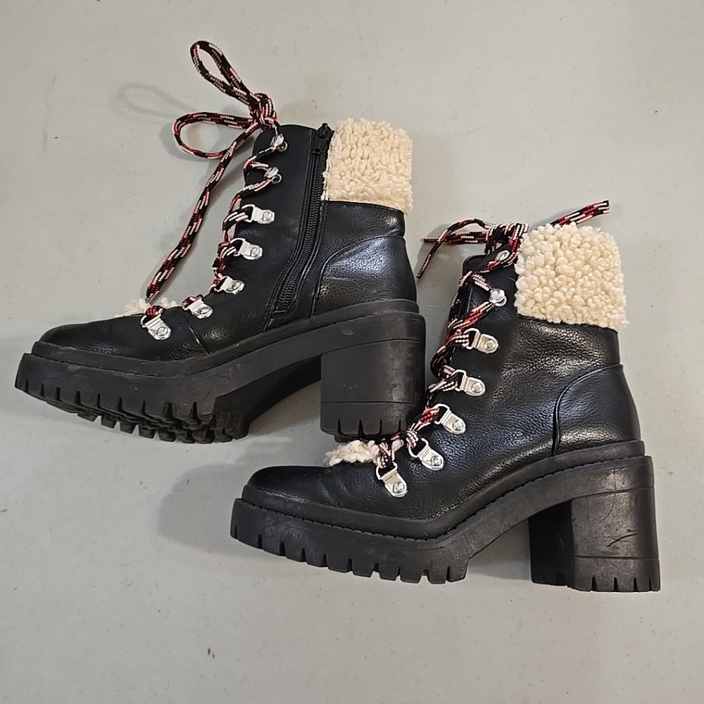 Black and Cream Women's Boots Universal Thread Combat Faix Fir Lined Size 7.5